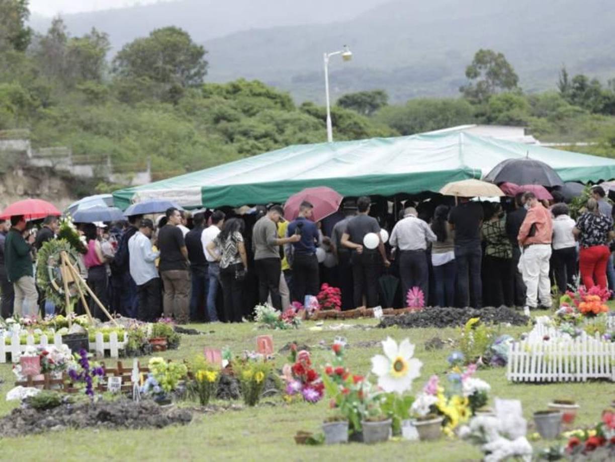 Este martes sus restos mortales fueron sepultados en un cementerio de Tegucigalpa. 