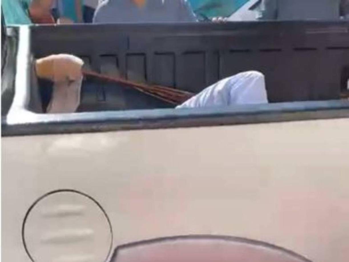 Entretanto, el joven, aun con vida, fue trasladado a bordo de un pick-up a una clínica privada aledaña.