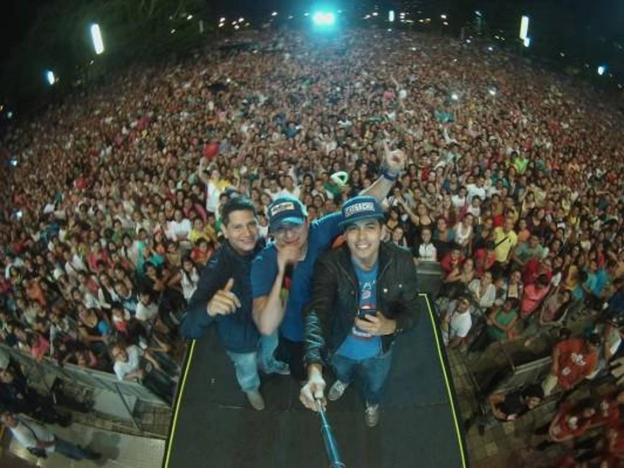 En enero de 2002, aparece su primer disco titulado «Verdades Descubiertas», el cual grabaron en Ciudad de Guatemala. Esta producción fue pionera en el ámbito de la música urbana por su fusión de estilos, mezclando reguetón con cumbia y otros ritmos tropicales. El primer sencillo titulado «¿Qué pasó?» se posicionó en los primeros lugares en las radios seculares de Centroamérica.