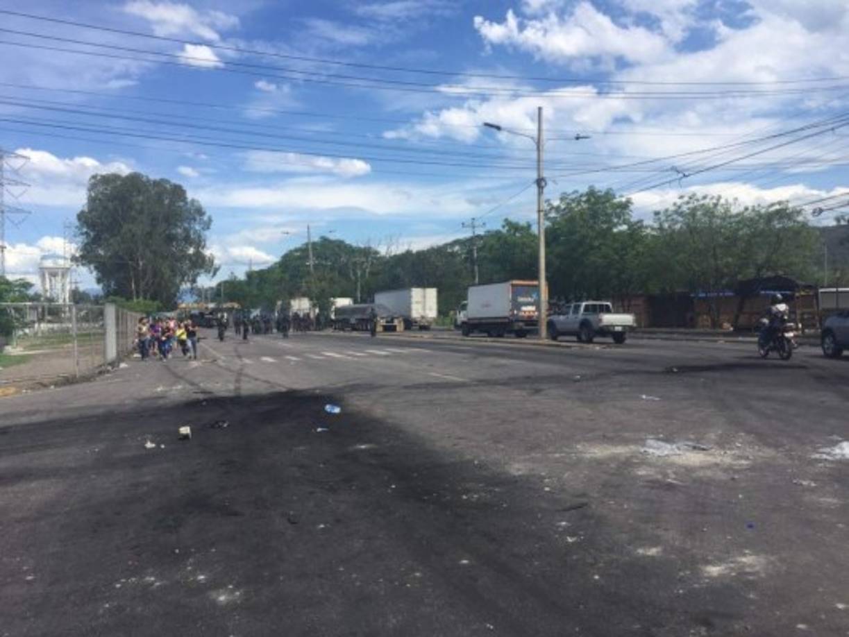 Los elementos policiales trataron de salvaguardar la vida de las personas que transitaban por la zona ajenas a las protestas.