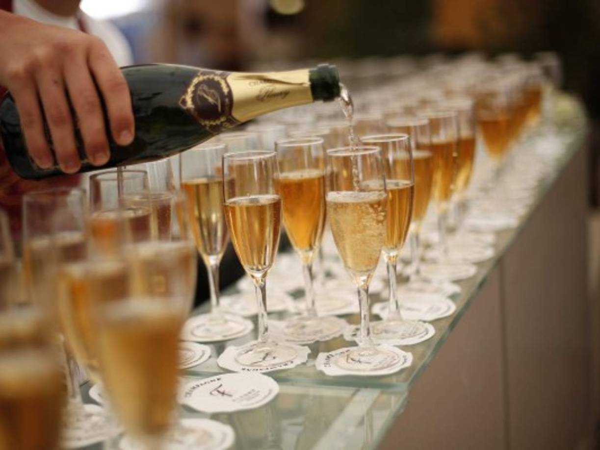 Oro en el champagne: En España es muy común el ritual de colocar dos anillos dorados en una copa de champagne antes del brindis de medianoche con el objetivo de encontrar el amor en el año que está por iniciar.
