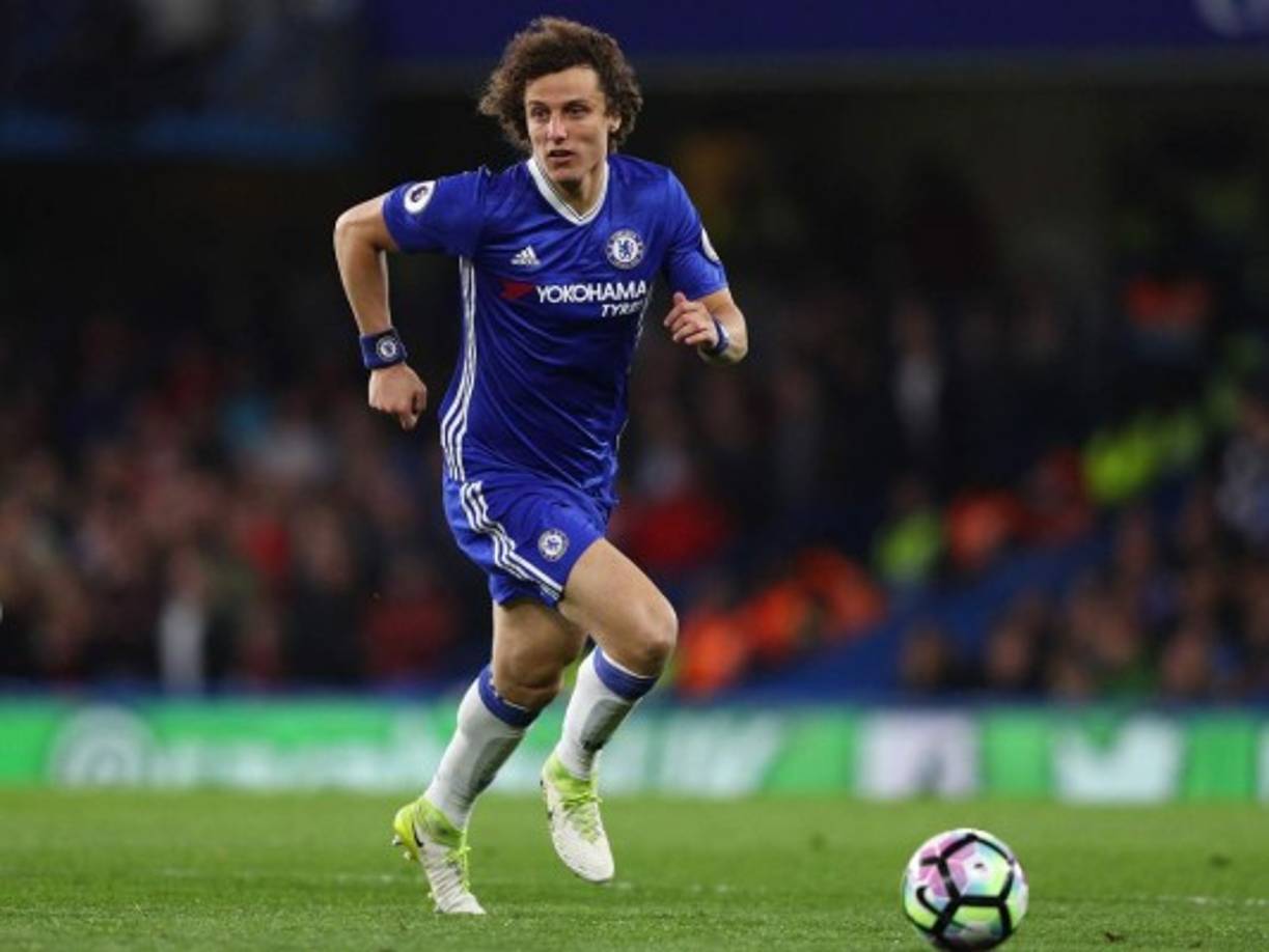 David Luiz tiene imposible hacer carrera en el Chelsea mientras esté Antonio Conte en el banquillo ‘blue’. Según el ‘Daily Star’, el Manchester United y el Arsenal son los grandes favoritos para hacerse con el internacional carioca como prestado en invierno. El Real Madrid, con el que también se había visto relacionado David Luiz, se habría caído ya de la lista de futuribles, según explica el citado medio. Por otro lado, medios ingleses apuntan que el preferido del Chelsea para hacerse con el central brasileño es la Juventus de Turín, donde Conte mantiene muy buenos amigos. Lo que parece claro es que el zaguero tiene muy complicado seguir en Stamford Bridge.