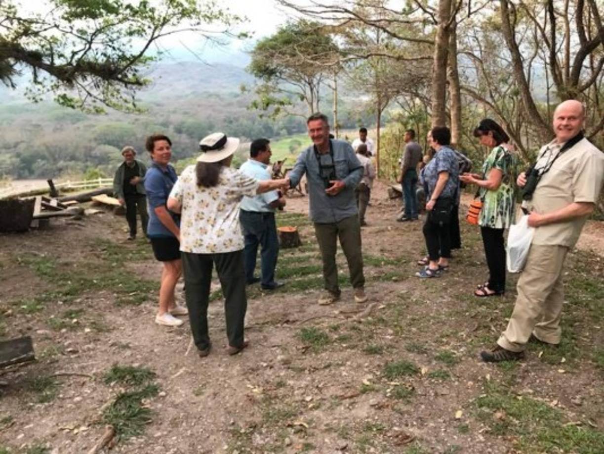 En la imagen, Marven saluda a algunas personas en Copán Ruinas.