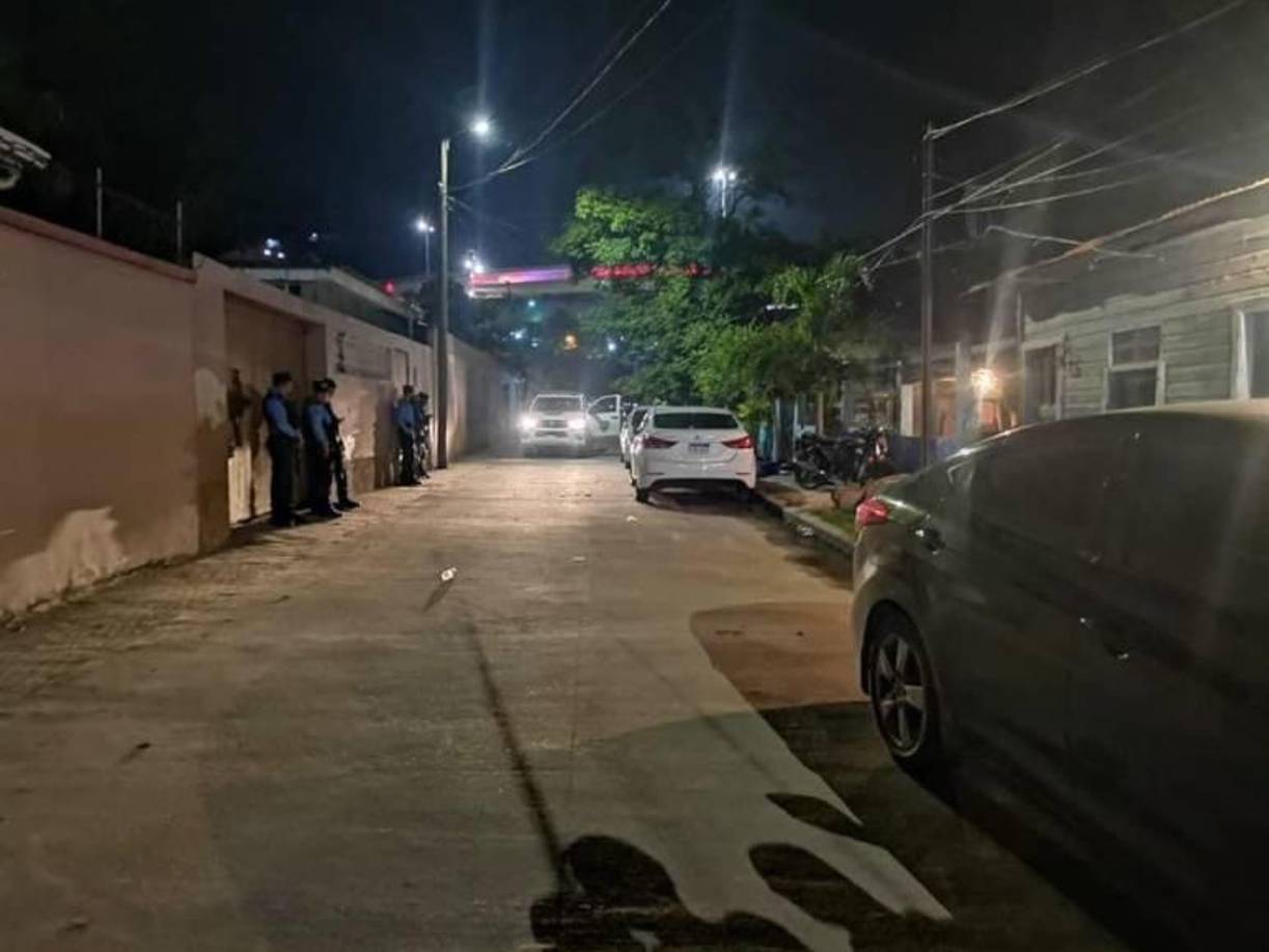 Las indagaciones de la Policía establecen que el crimen fue cometido por individuos que se conducían en un carro turismo color negro, del cual le dispararon a las cuatro víctimas con fusiles.