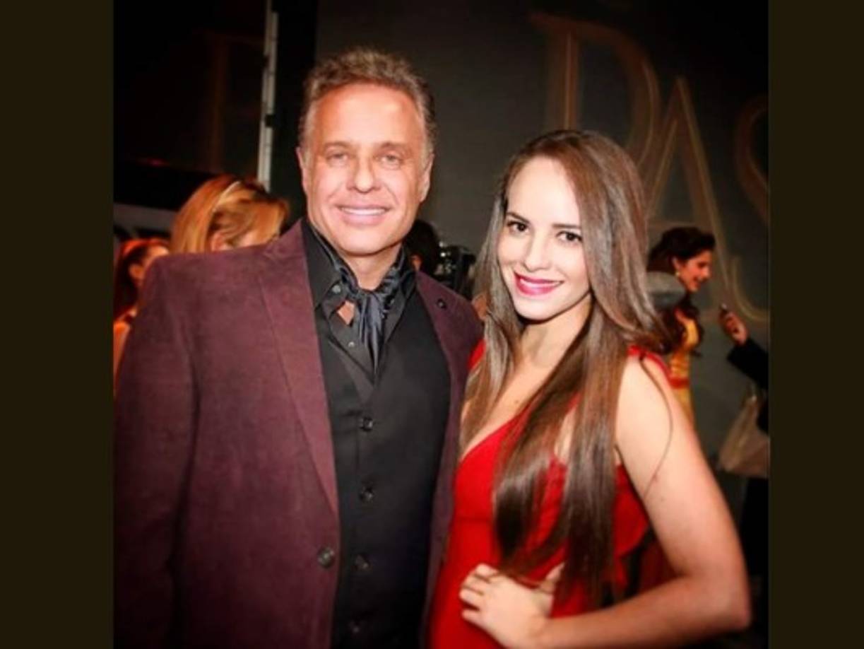 La joven está siguiendo los pasos de su padre, ella incursionó en el mundo del espectáculo actuando junto a su padre.