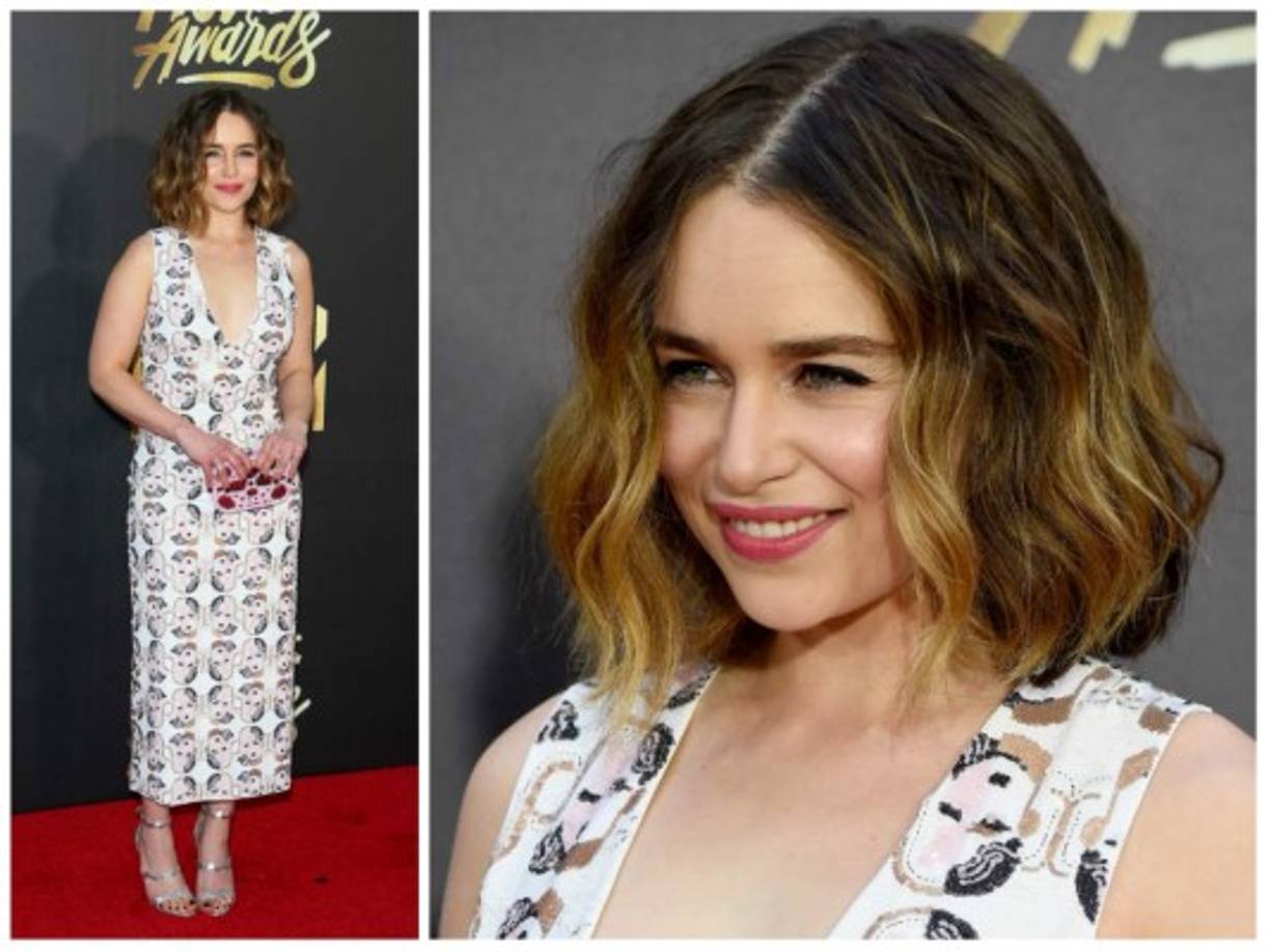 Emilia Clarke fue la que lució un look más recatado y, a la vez elegante, demostrando que a veces la belleza no necesita de vestidos caros o estéticas estambóticas.