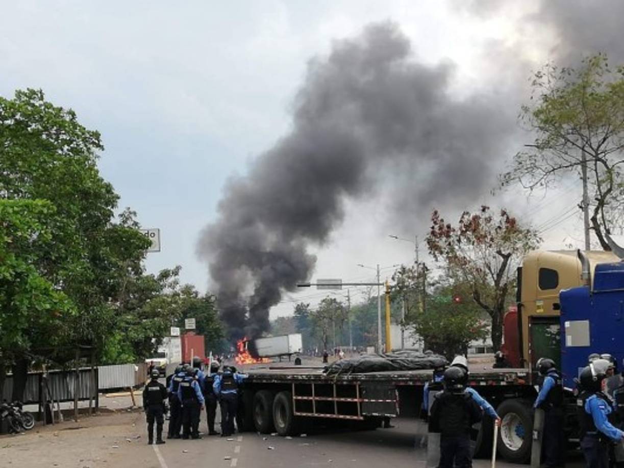 Los elementos policiales tuvieron que preparar una estrategia para poder desalojar sin causar pérdidas humanas.
