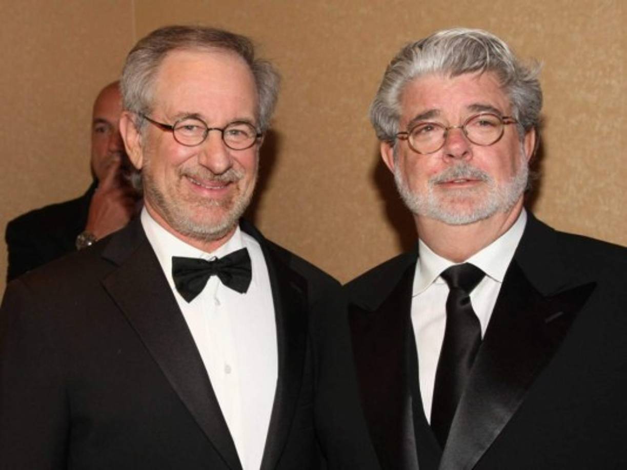 George Lucas estaba seguro que Star Wars sería un fracaso en taquilla, de hecho creía que Close Encounters of the Third Kind de Spielberg sería más exitosa. Estaba tan convencido que le ofreció al director un intercambio de ganancias del 2,5%. Spielberg aceptó (según el, sabía que Star Wars sería un éxito) y aún recibe ingresos por ese acuerdo.