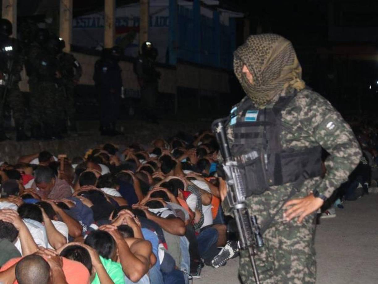 “Lo que se registró fue un amotinamiento con intenciones de fuga. Los privados de libertad intentaron superar los anillos de seguridad, y en ese proceso, los efectivos realizaron disparos de advertencia, resultando en algunos heridos y dos muertos”, dijo a periodistas el portavoz de la Policía Militar de Orden Público (PMOP), José Coello.