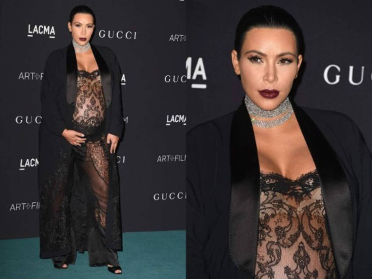 Kim Kardashian mostró otra vez su vientre de embarazada en un jumpsuit transparente negro de Givenchy.