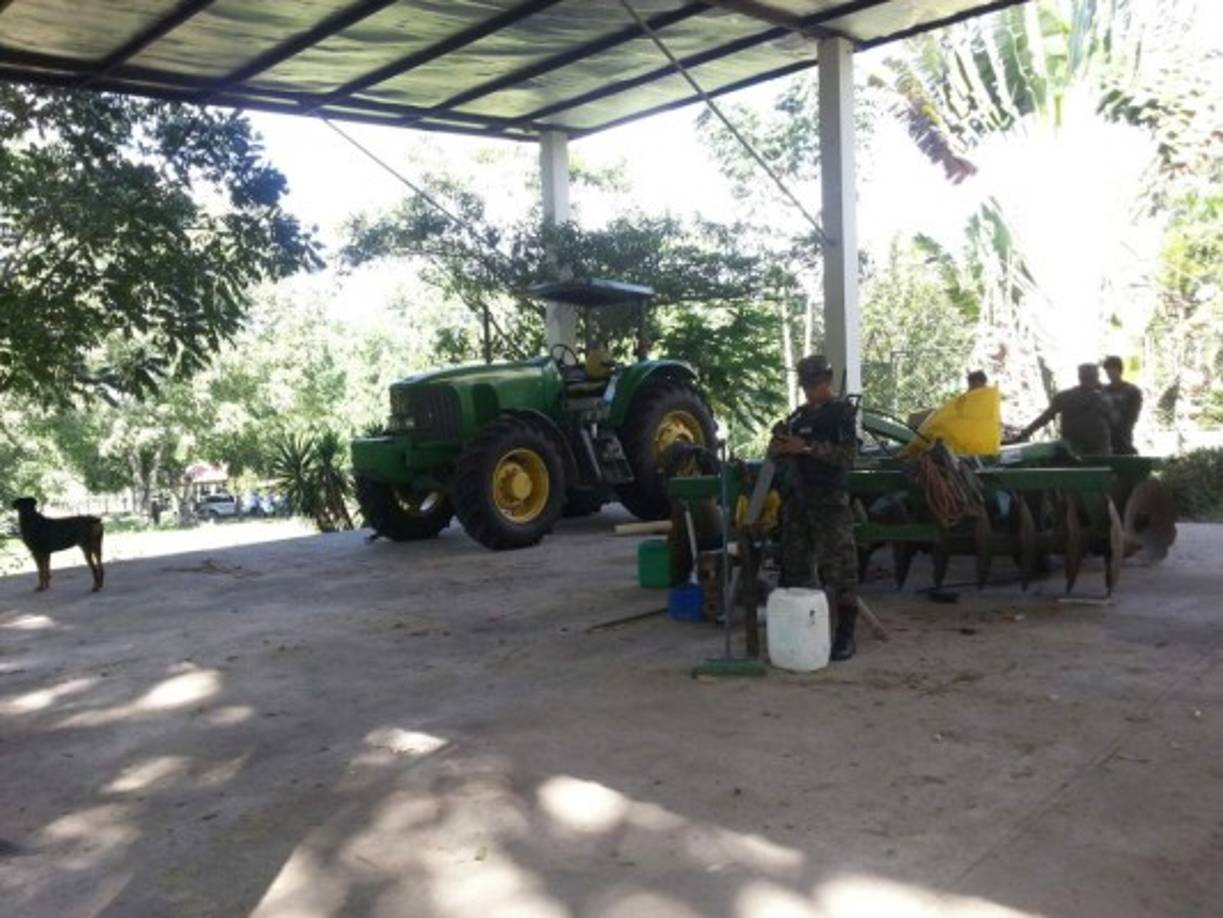 En una de la fincas de Don H se encontraron tractores.