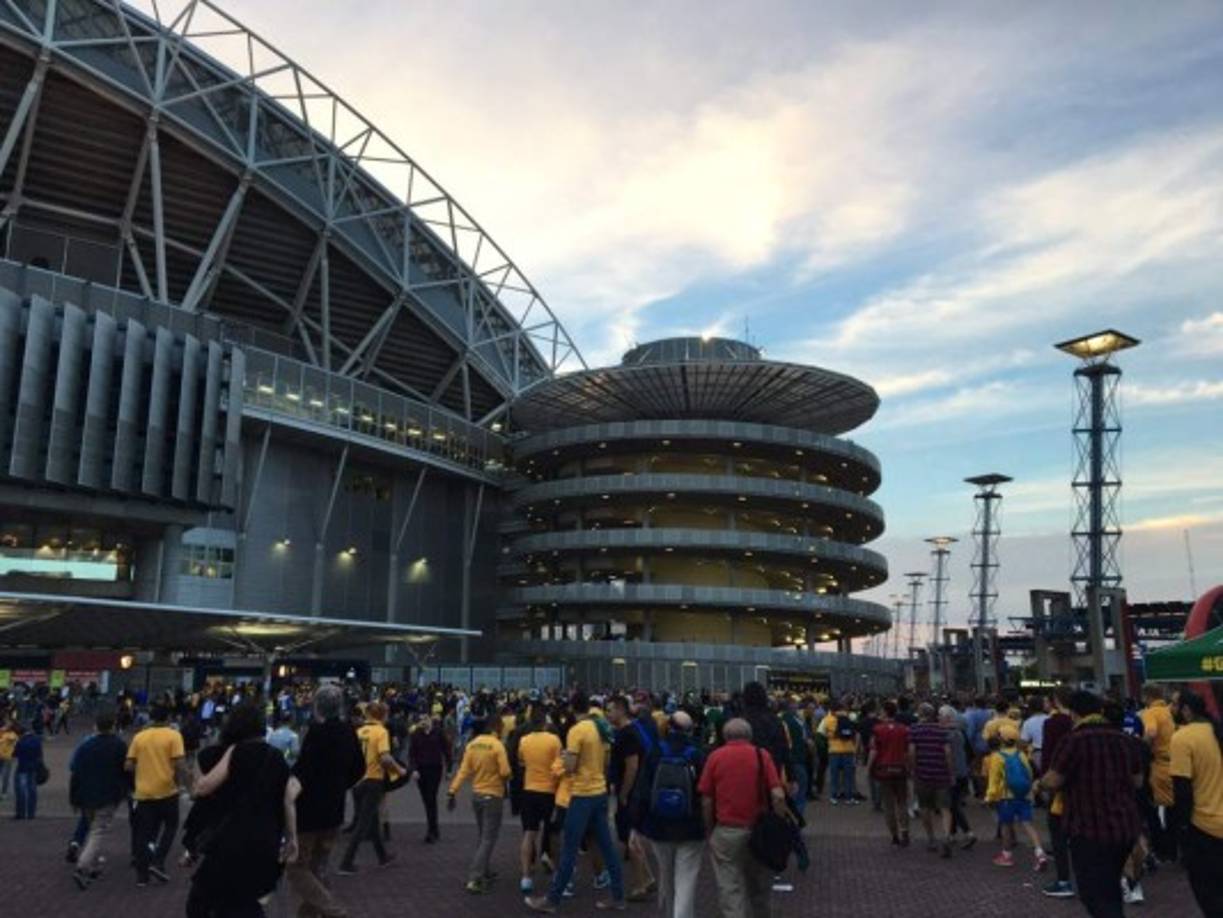 En las afueras la gente esperando ingresar<br/>