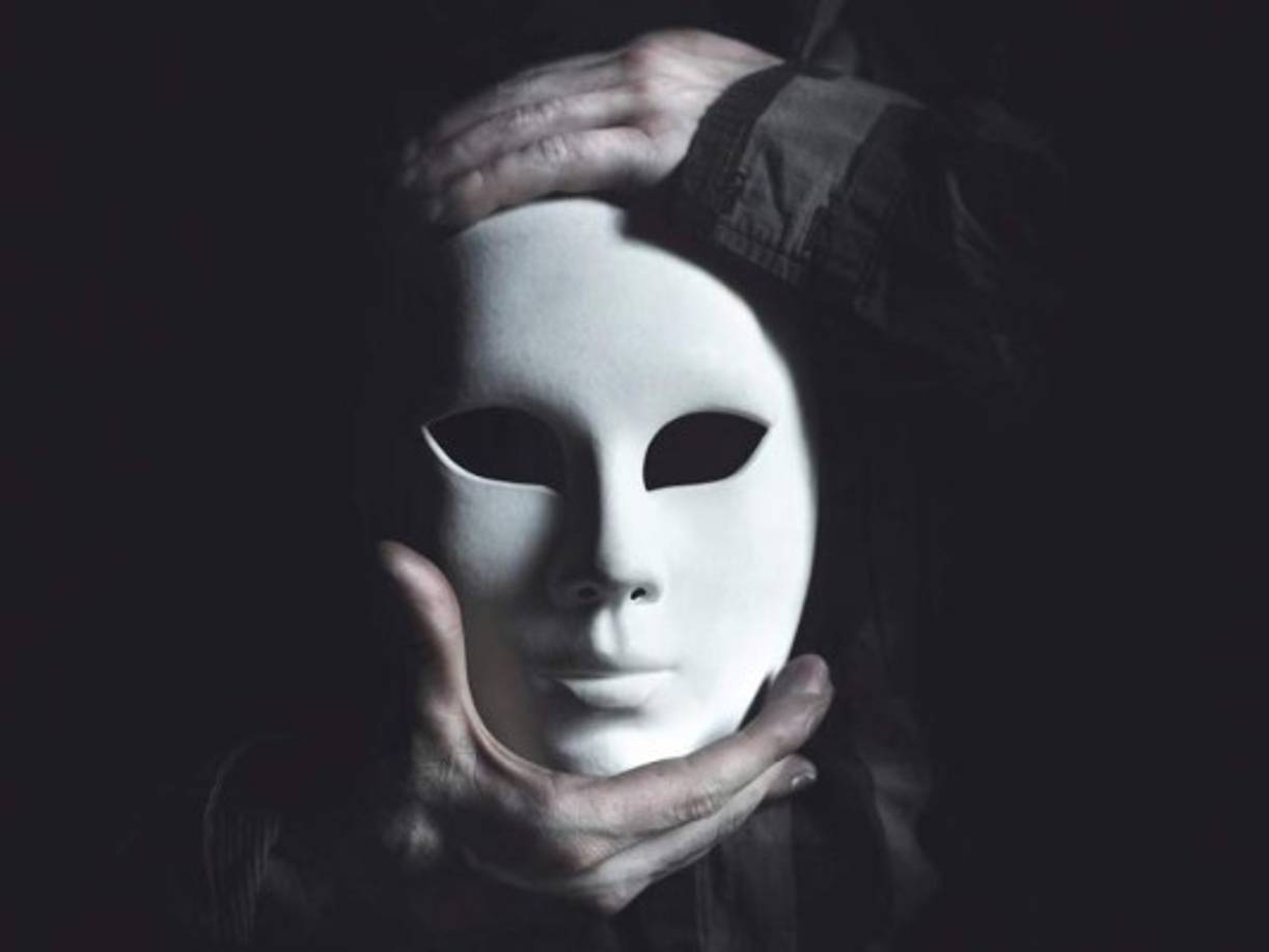 La personalidad es algo mucho más complejo de lo que indica el uso ordinario del término, e incluye tantos rasgos positivos como negativos. Después de todo, lo más importante es ser uno mismo y ser genuino en todo sentido.