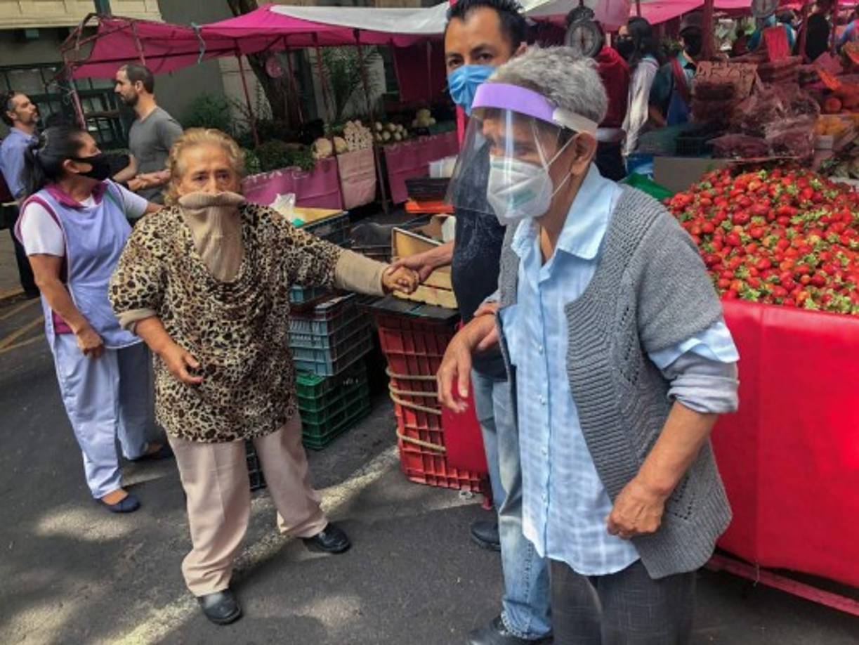 En la capital, la alerta sísmica sonó antes de que el temblor fuera perceptible, por lo que varias personas evacuaron sus edificios, muchos de ellos utilizando cubrebocas por la pandemia del nuevo coronavirus.