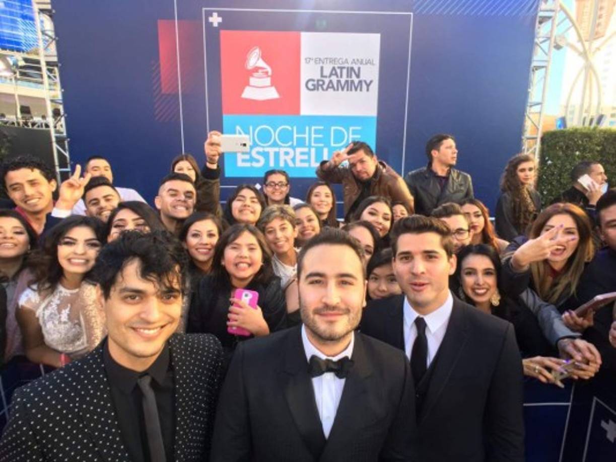 Los integrantes de Reik posan con sus fans.