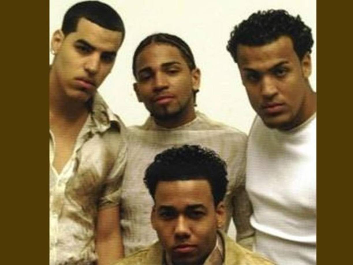 En esta foto se puede ver los inicios del cantante con el grupo 'Aventura'.