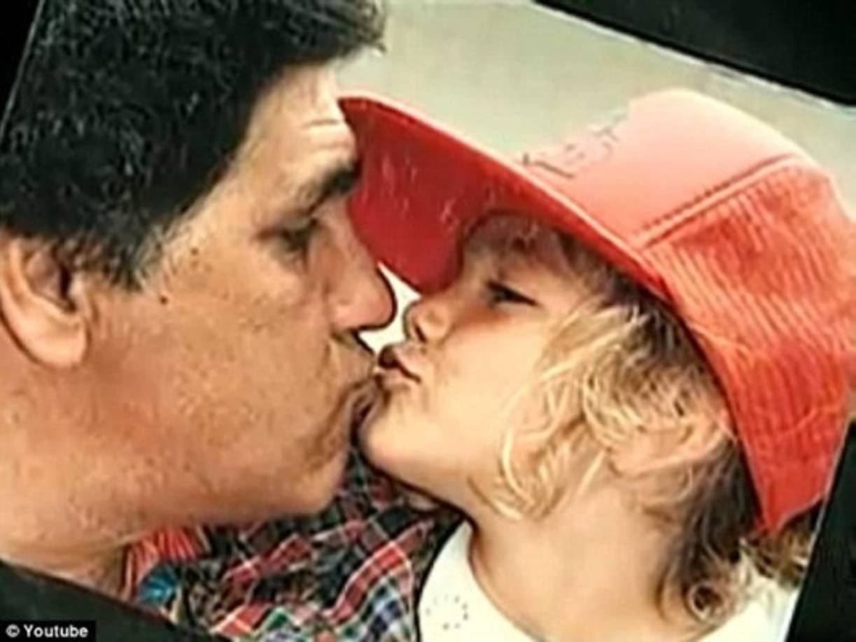 El día que la abandonaron. Cuando tenía 7 años, su padre, ex combatiente en Vietnam, se la llevó junto a su hermano de vacaciones y la cosa no pudo ser peor: encontraron a los pequeños Solo durmiendo en un banco de Seattle.