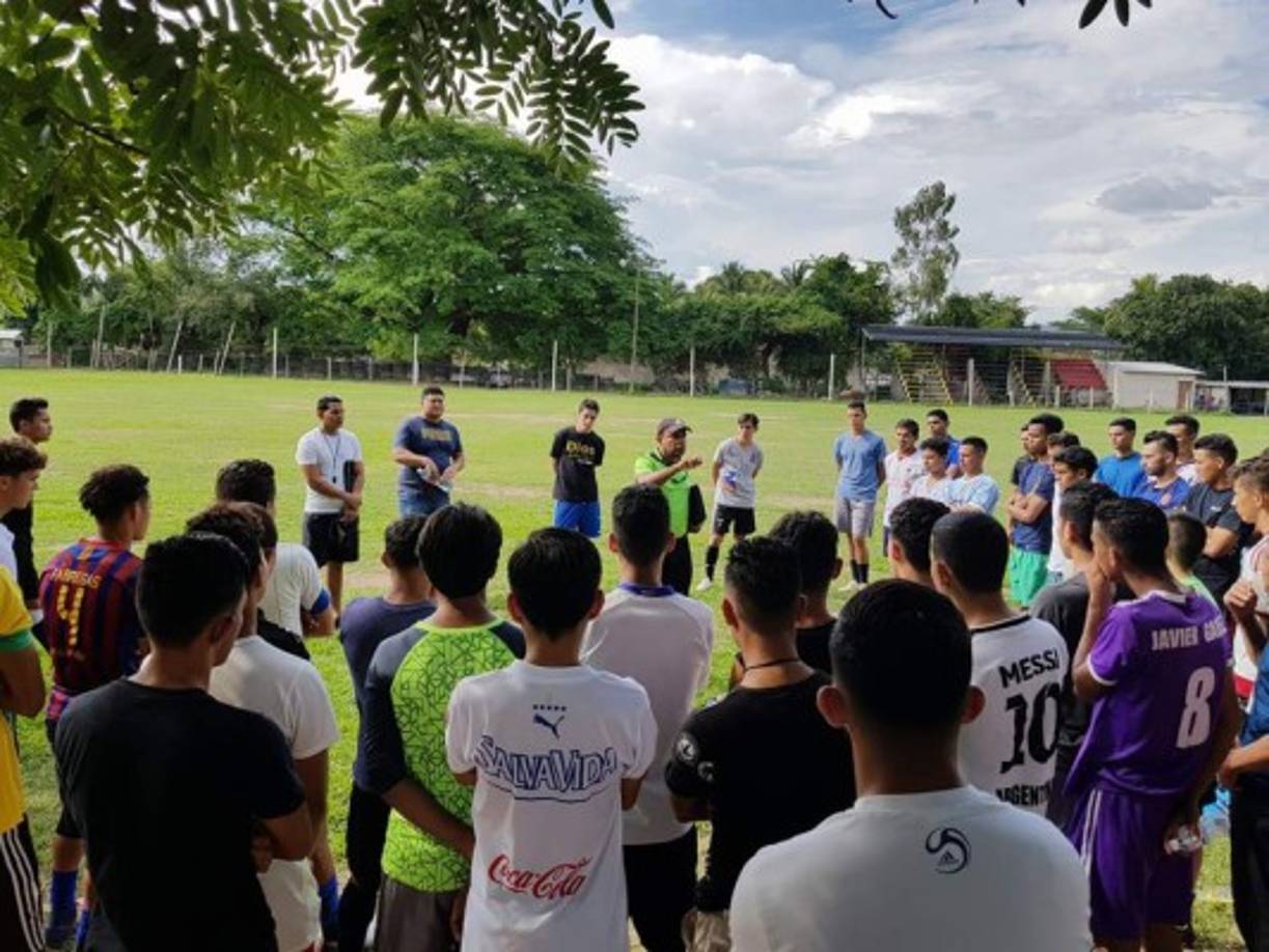 Raúl Cáceres sigue es el entrenador del Comayagua FC.