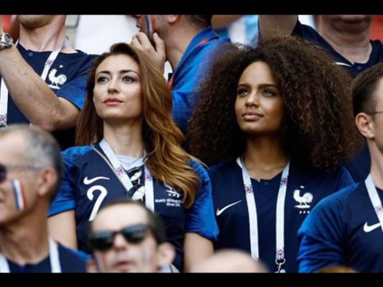 La bella Alicia Aylies asistió al estadio a ver el juego en el que Francia aseguró su pase a la siguiente fase del Mundial de Rusia 2018.<br/><br/>'Tan feliz de haber sido testigo de esta victoria', escribió la reina de belleza en esta foto, en la que aparece junto a Rachel Legrain-Trapani, pareja de Benjamin Pavard.