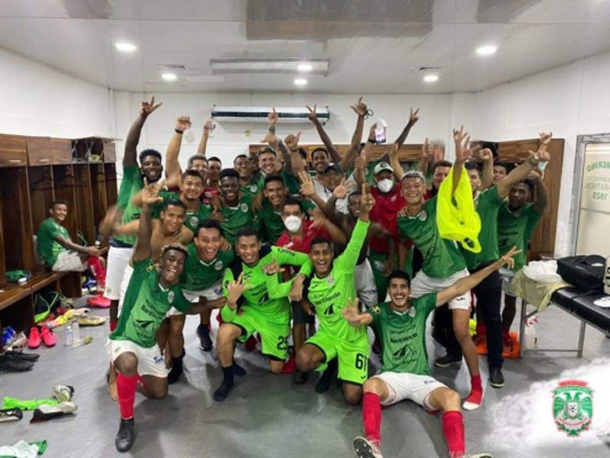 Los jugadores del Marathón celebrando la victoria en el vestuario y así posaron. Foto @CDMarathon