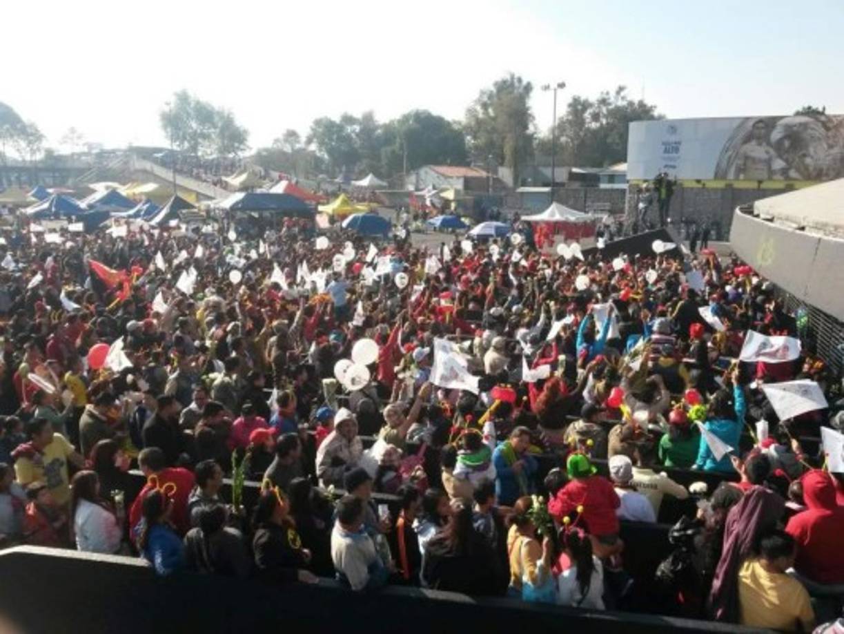 Poco a poco el Estadio Azteca ya se comienza a llenar para el homenaje Chespirito Gracias por Siempre.