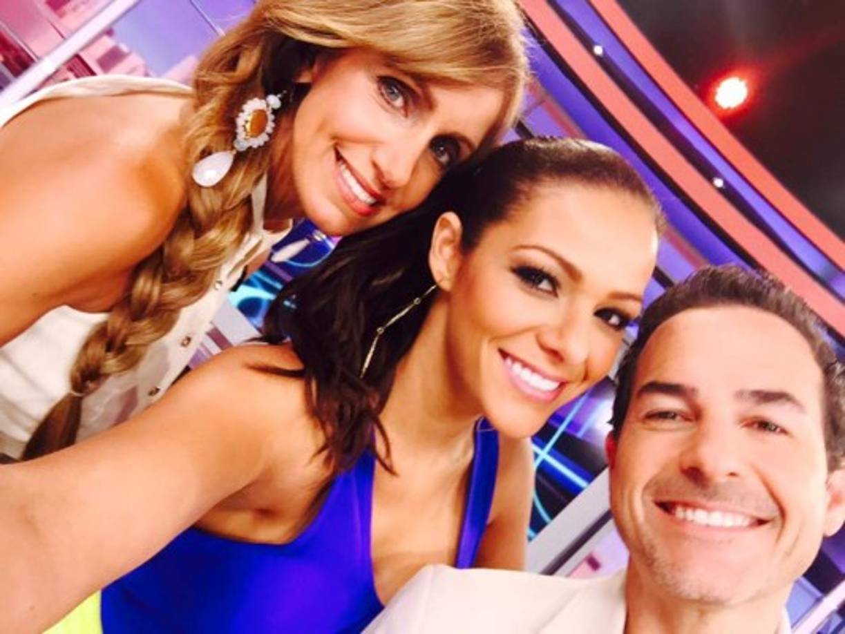 Lili Estefan junto a Nathalia Casco y Carlos Calderón.