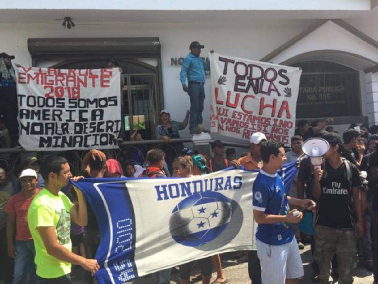 Por segundo día consecutivo, el mandatario estadounidense recurrió a la red Twitter para criticar a México y a la caravana denominada 'Viacrucis Migrante 2018', en la que un millar de indocumentados centroamericanos buscan llegar a la frontera entre EUA y México para pedir asilo.