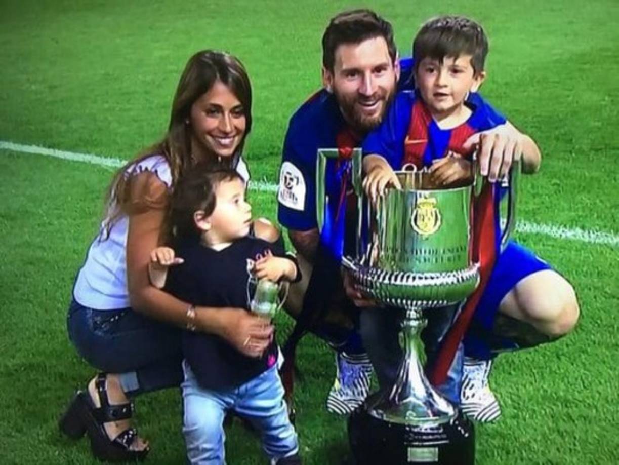 Antonella bajó al campo de juego para felicitar a su marido junto a sus hijos, Thiago y Mateo.
