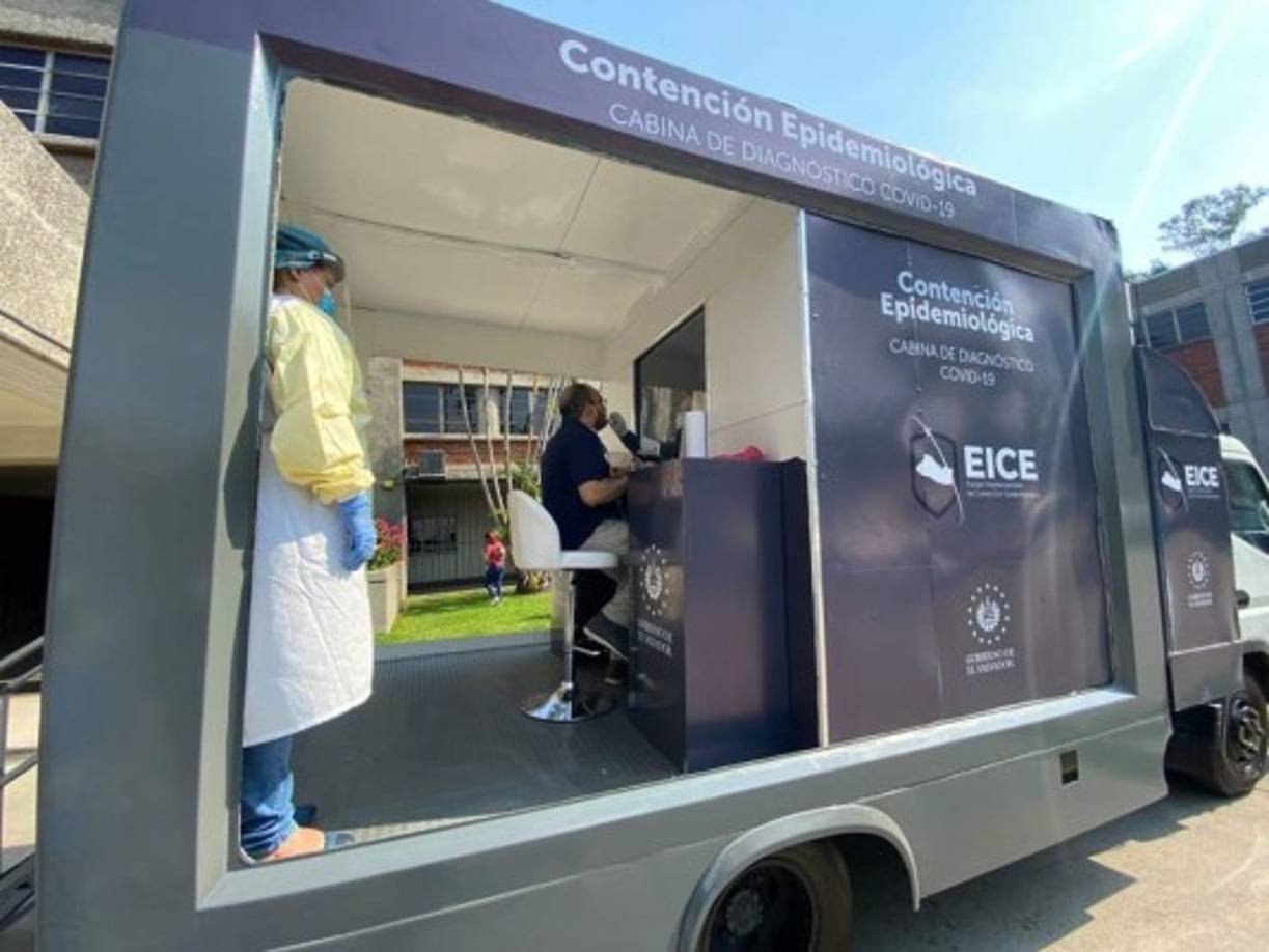 'Como parte del Equipo Interdisciplinario de Contención Epidemiológica (EICE), ayer presentamos las cabinas de diagnóstico móviles; necesarias para la toma masiva de pruebas COVID-19 en nuestro país', informó Bukele en su cuenta de Facebook.