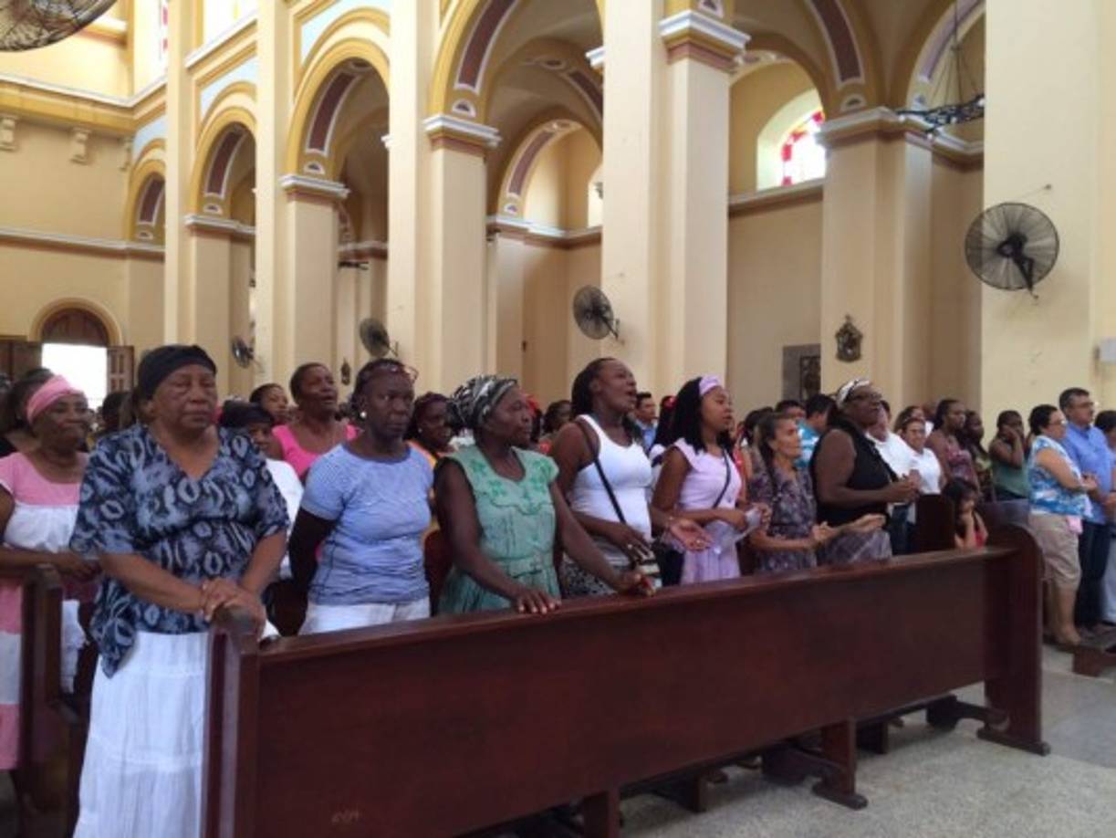 Decenas de garífunas acudieron a la catedral de San Pedro Apóstol para dar inicio a los festejos por el 218 aniversario de su llegada a Honduras.