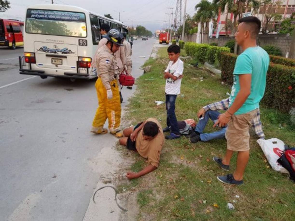 Los heridos fueron atendidos por bomberos y trasladados de emergencia al hospital Mario Rivas de San Pedro Sula.