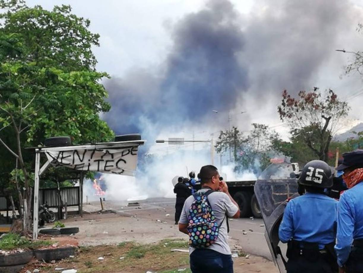 La carretera se convirtió en un campo de batalla hasta en horas de la noche.