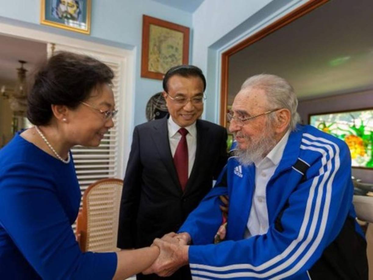 En esta fotografía del 26 de septiembre de 2016 publicada por cubadebate.cu, Fidel Castro saluda a la esposa del Premier Chino, Li Keqiang, en un encuentro en la Habana, una de sus últimas apariciones públicas.