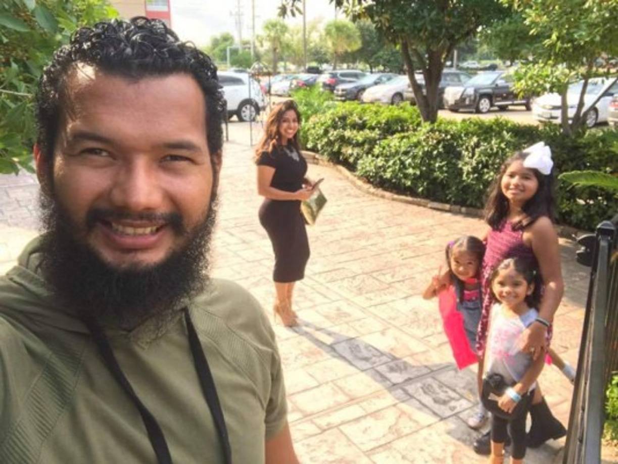 Cesar Meléndez Jr. con su familia desde Houston.