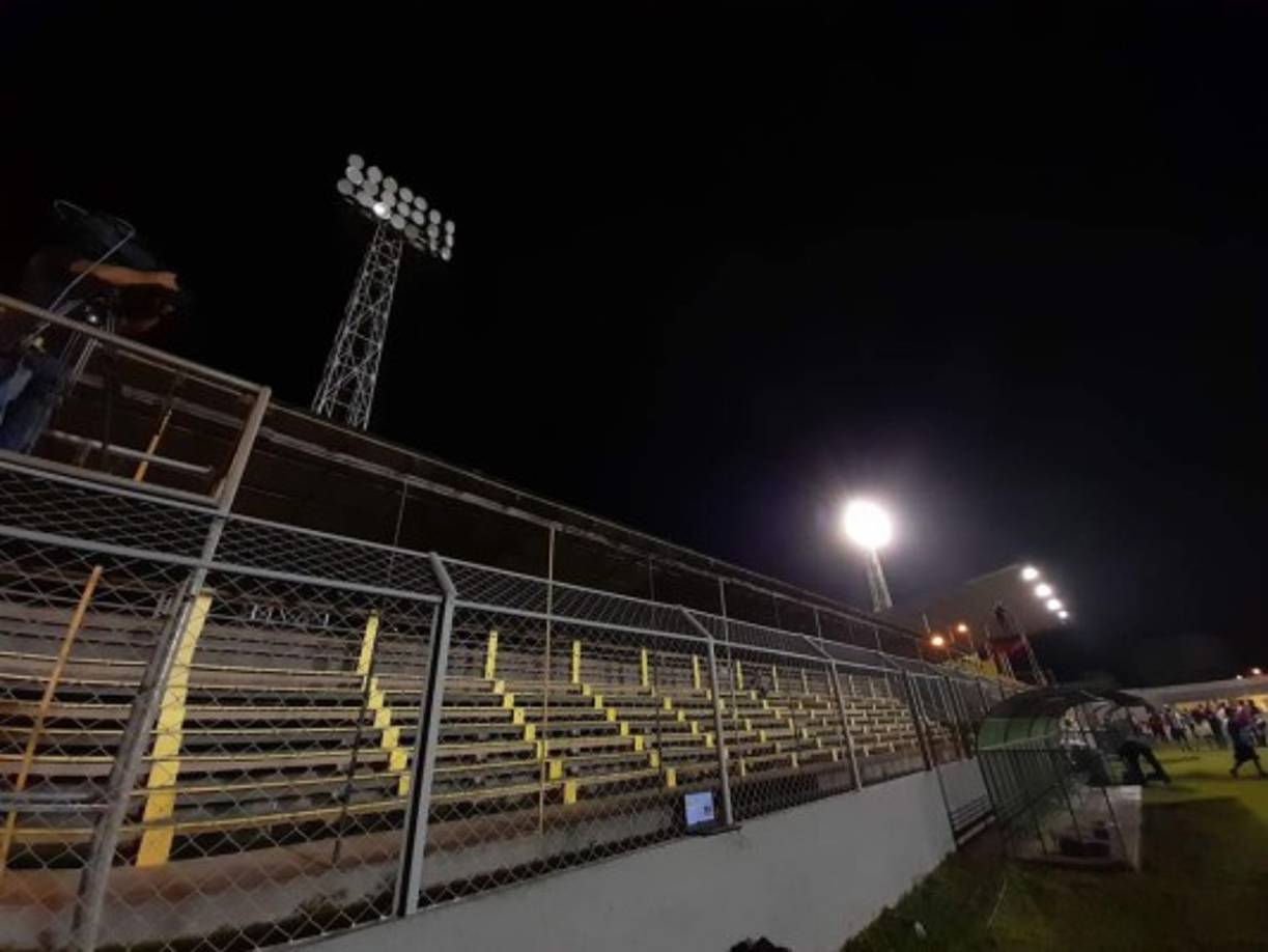 Una torre de energía eléctrica del estadio Humberto Micheletti se apagó en el minuto 66 del partido que se atrasó casi media hora.