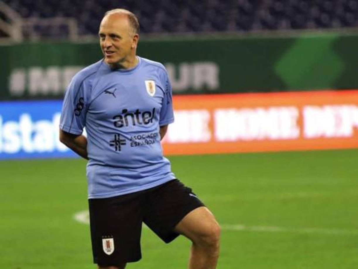 El exentrenador de Honduras, Fabián Coito, lo hizo debutar con 17 años en la Sub-20 de Uruguay en octubre de 2015.