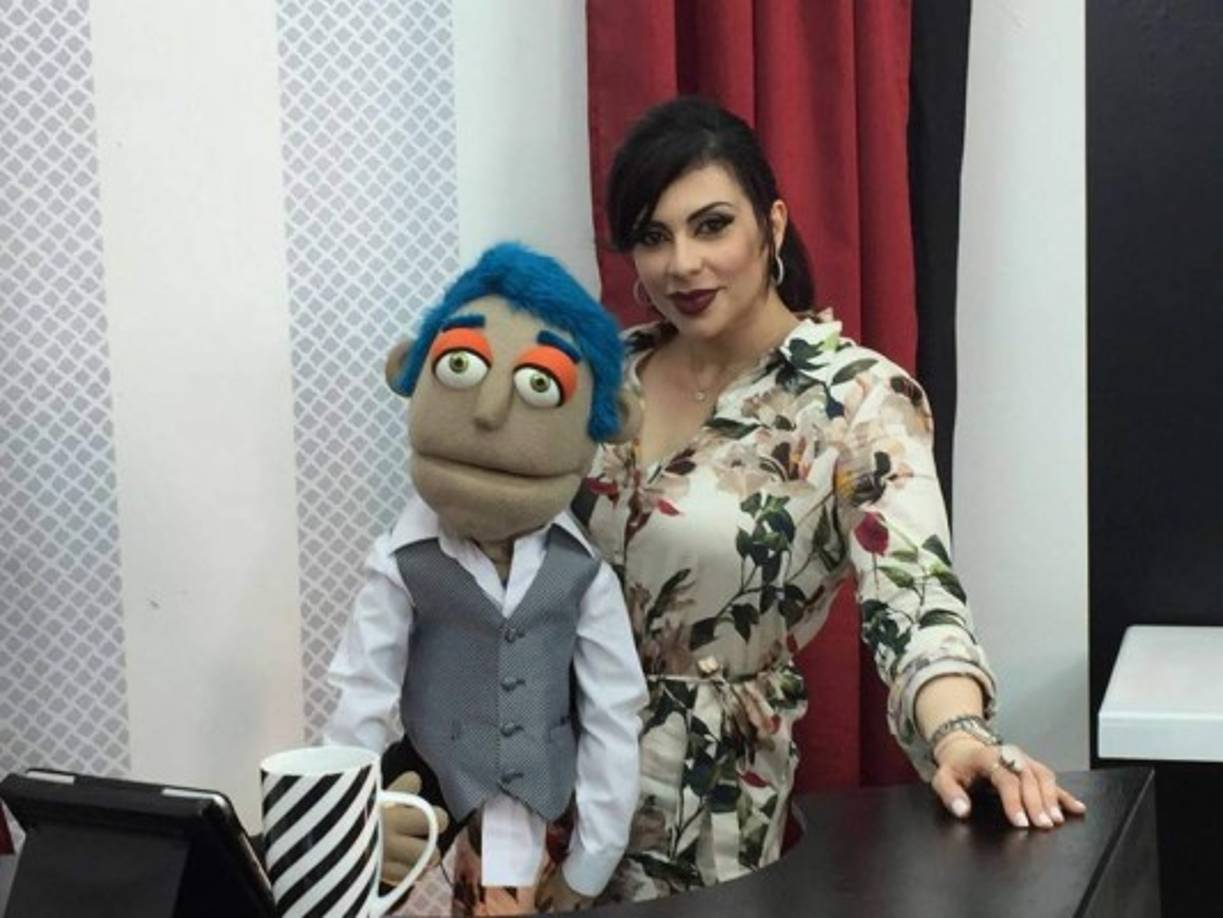 El títere Valentino la acompaña en el programa.