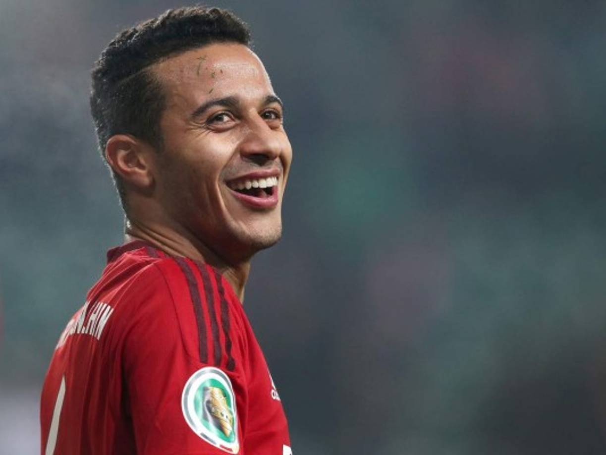 Thiago Alcántara: Bombazo, el Barcelona se plantea el regreso del volante que juega en el Bayern Múnich de Alemania. El Barça busca un centrocampista versátil, con llegada y con gol, y Thiago encaja en ese perfil, aseguran que un directivo lo fue a ver hace unos días .