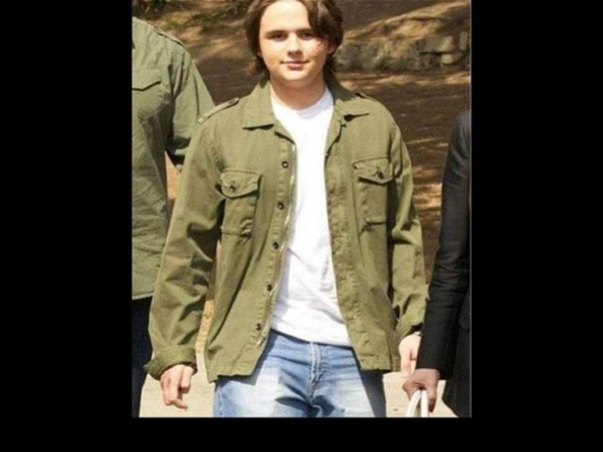 Muchos tenemos el recuerdo del pequeño hijo de Michael Jackson posando en una fotografía con su padre.