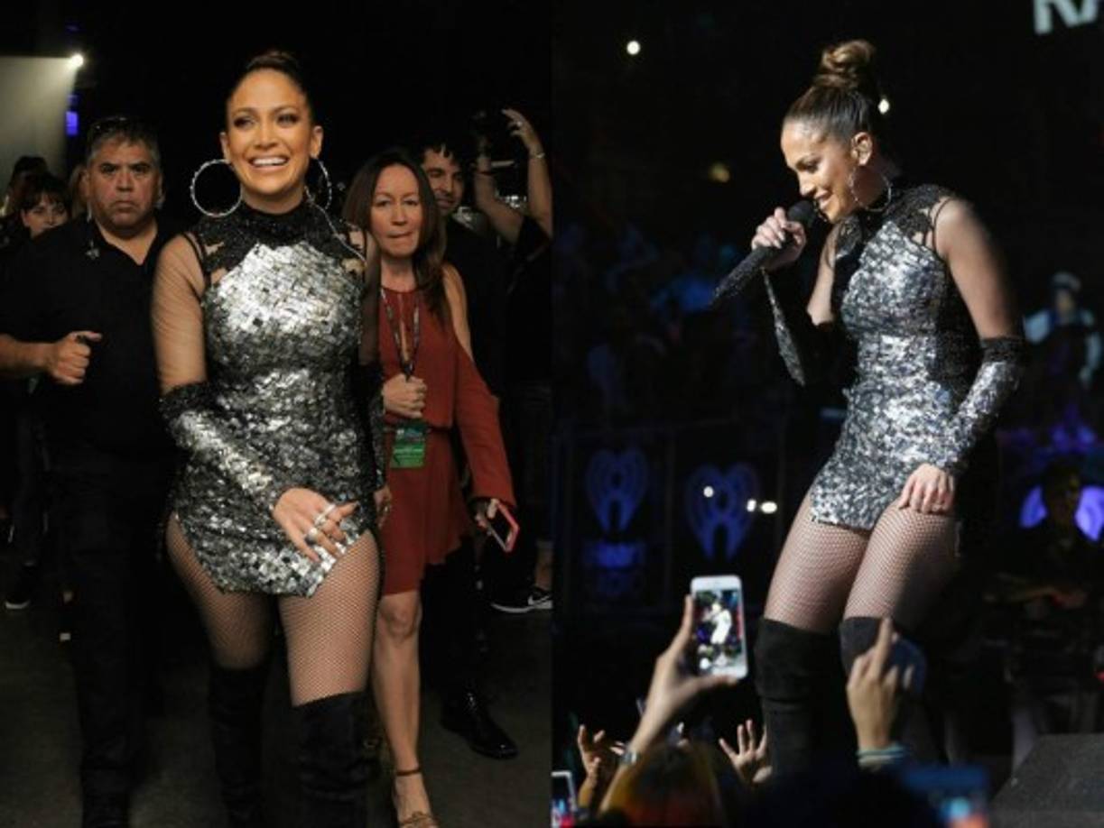 Con tres cambios de vestuario diferentes. JLo llegó al escenario en un minivestido plateado con transparencias, medias negras y botas largas de tercioplelo.