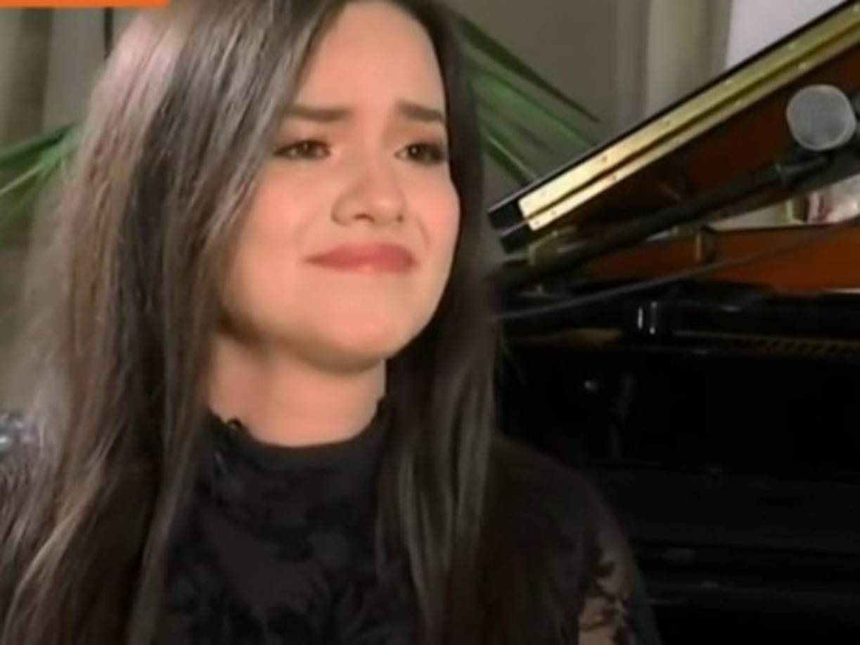 “¿Cómo conociste a papá?”…. Fue la primera pregunta que le hizo Sarita Sosa, a su madre y viuda de José José, Sara.<br/>'Lo conocí aquí en Miami, en un apartamento que tenía muy cerca del mío”, le contestó Sara madre, quien además aseguró que se enamoró de José José cuando lo conoció, que, según ella, fue amor a primera vista.<br/>En un momento de la entrevista, Sarita no pudo contener las lágrimas al recordar a su progenitor.