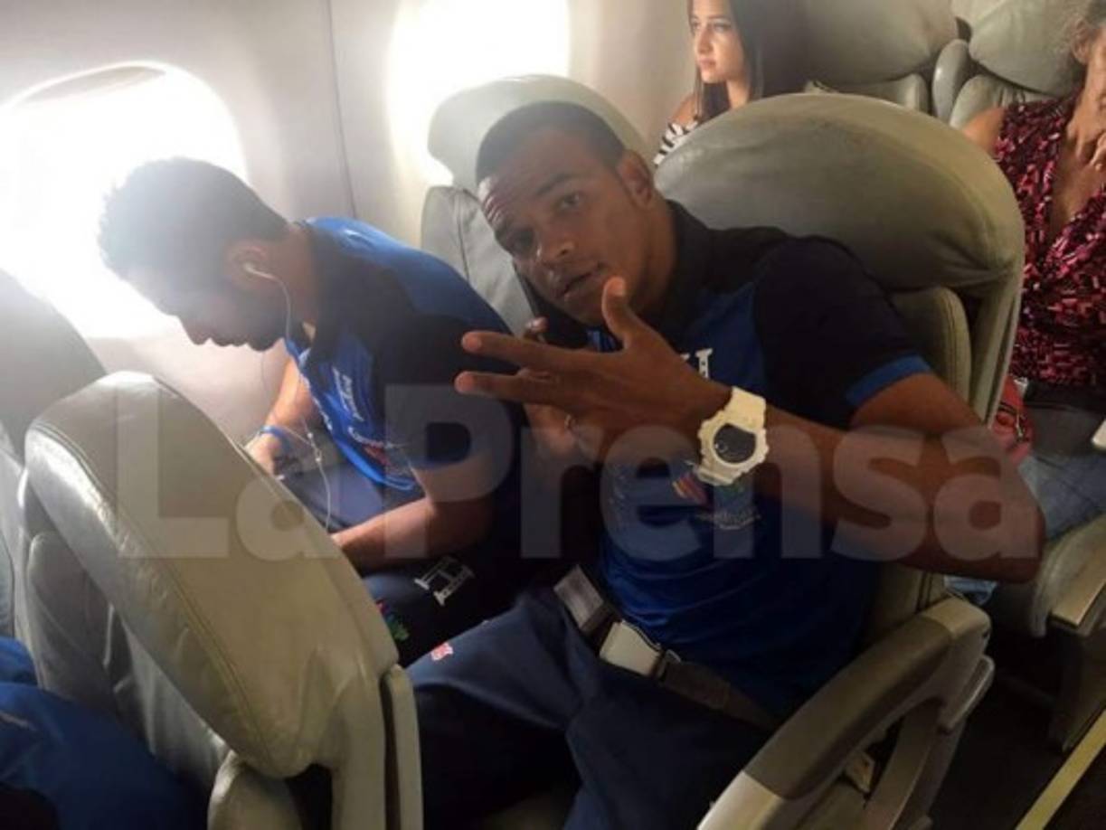 Rony Martínez saluda a la cámara antes de que el avión arrancará.