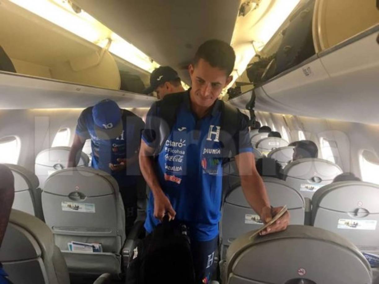 El mediocampista Oliver Morazán buscando su asiento.