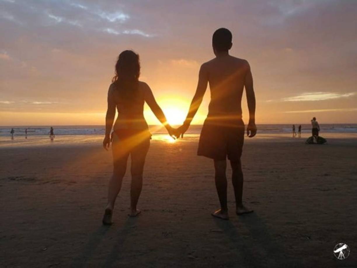 En una entrevista para el El Tiempo de Colombia comentaron que les han pasado cosas muy extrañas. ' nos ha sorprendido la gente que nos deja su casa y se va para otro lado mientras nosotros estamos ahí. Cuando llegamos a Paraguay, conocimos a una persona que nos dijo que íbamos a dormir en la casa de su mamá. Era una mansión, con una tele que ocupaba toda la pared, sauna, piscina, cancha de básquet. En Ushuaia, un hombre que nos contactó había estado muy intenso haciéndonos preguntas y pidiéndonos muchos datos sin darnos ninguno. Cuando llegamos al aeropuerto, él nos estaba esperando. Resultó ser un profesor que quería que fuéramos a su escuela y fue alguien encantador', afirmaron.