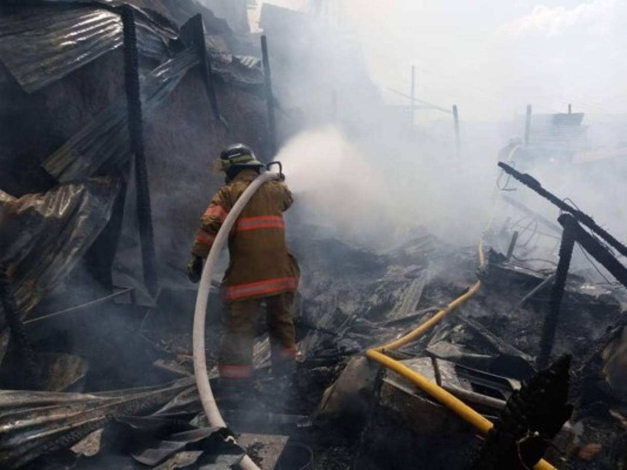 Las llamas acabaron con todo, por lo que dos familias quedaron en la calle, sin techo, ropa ni alimentos.