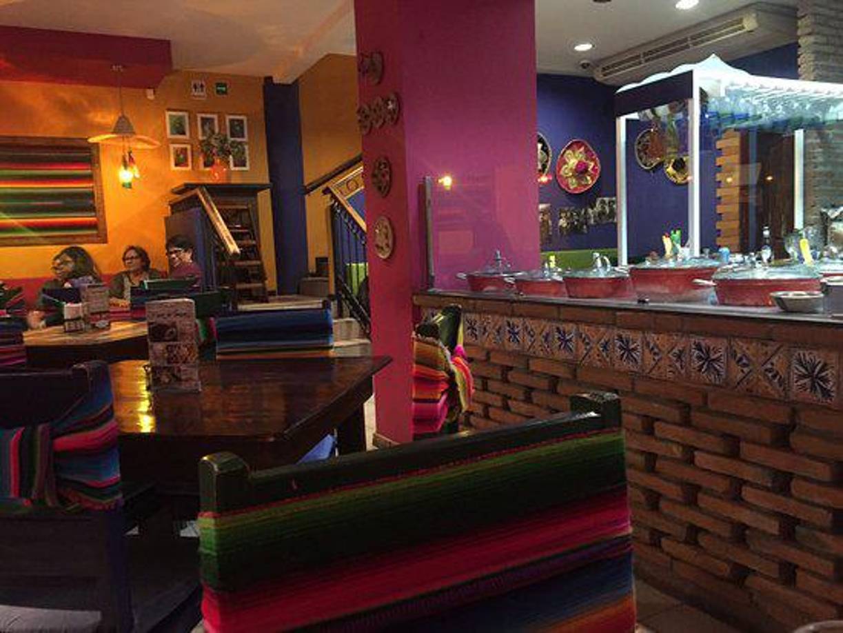 Solo México - Ambiente familiar, con variedad en el menú, limpio y seguro. Este restaurante utiliza colores representativos del país azteca, así como un juego de luces cálidas para la tranquilidad del comensal. 10 calle S.O. 18 avenida. Frente a Panadería Los Andes.