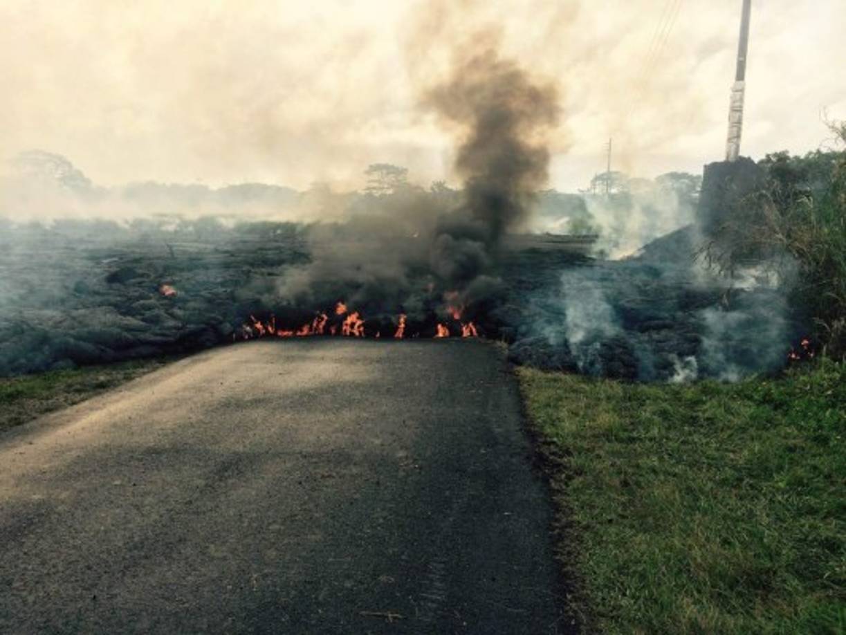 Un mar de lava amenaza un poblado de Hawai. Los lugareños fueron evacuados por la erupción del volcán Kilauea.