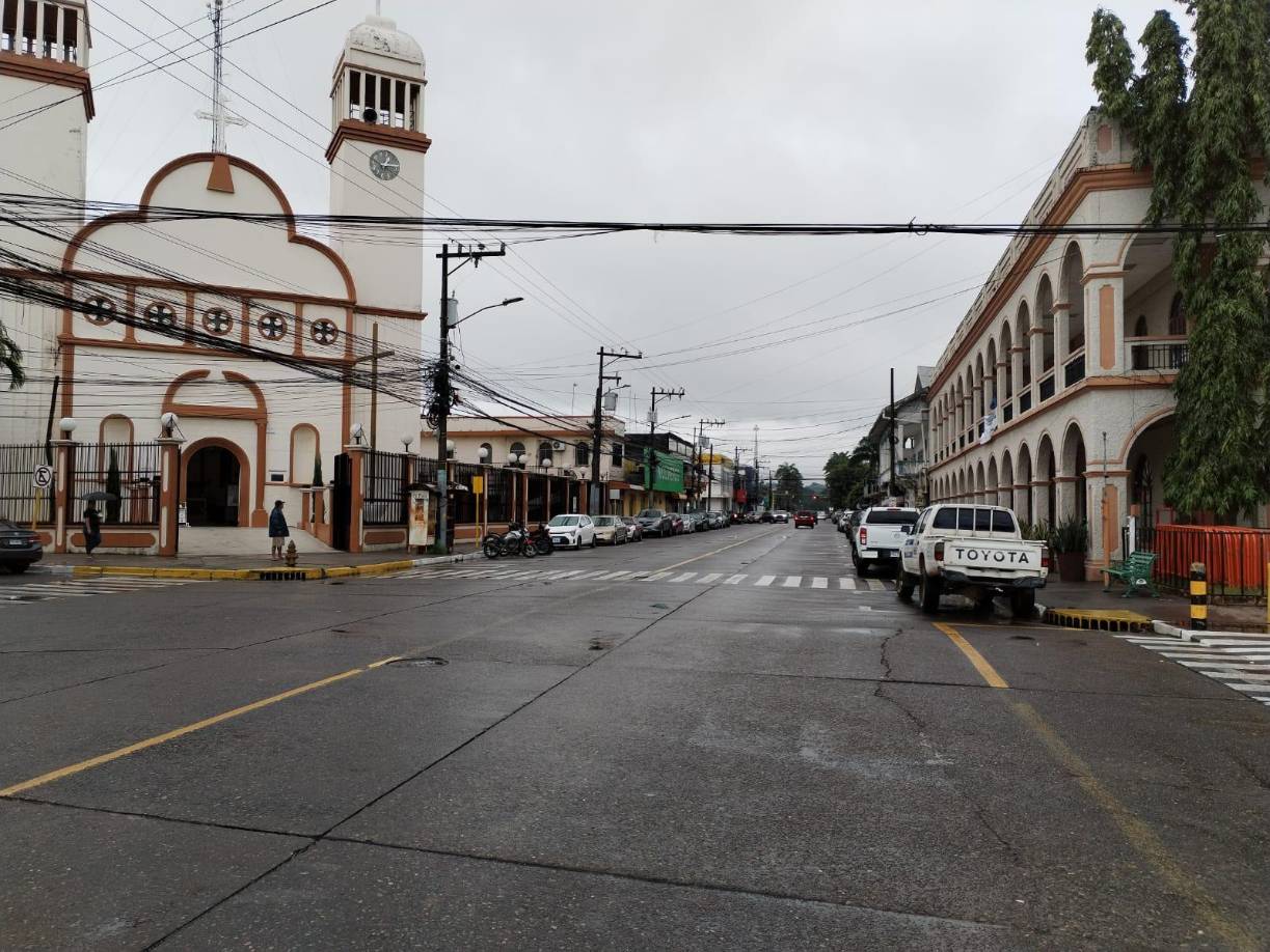 ”Estamos dándole seguimiento a este fenómeno que nos va a dejar mucha lluvia a el fin de semana. Ya tenemos los albergues disponibles en caso de emergencia pedimos a la población tomar las precauciones del caso”, dijo Florentino Martínez jefe de operaciones de Copeco.