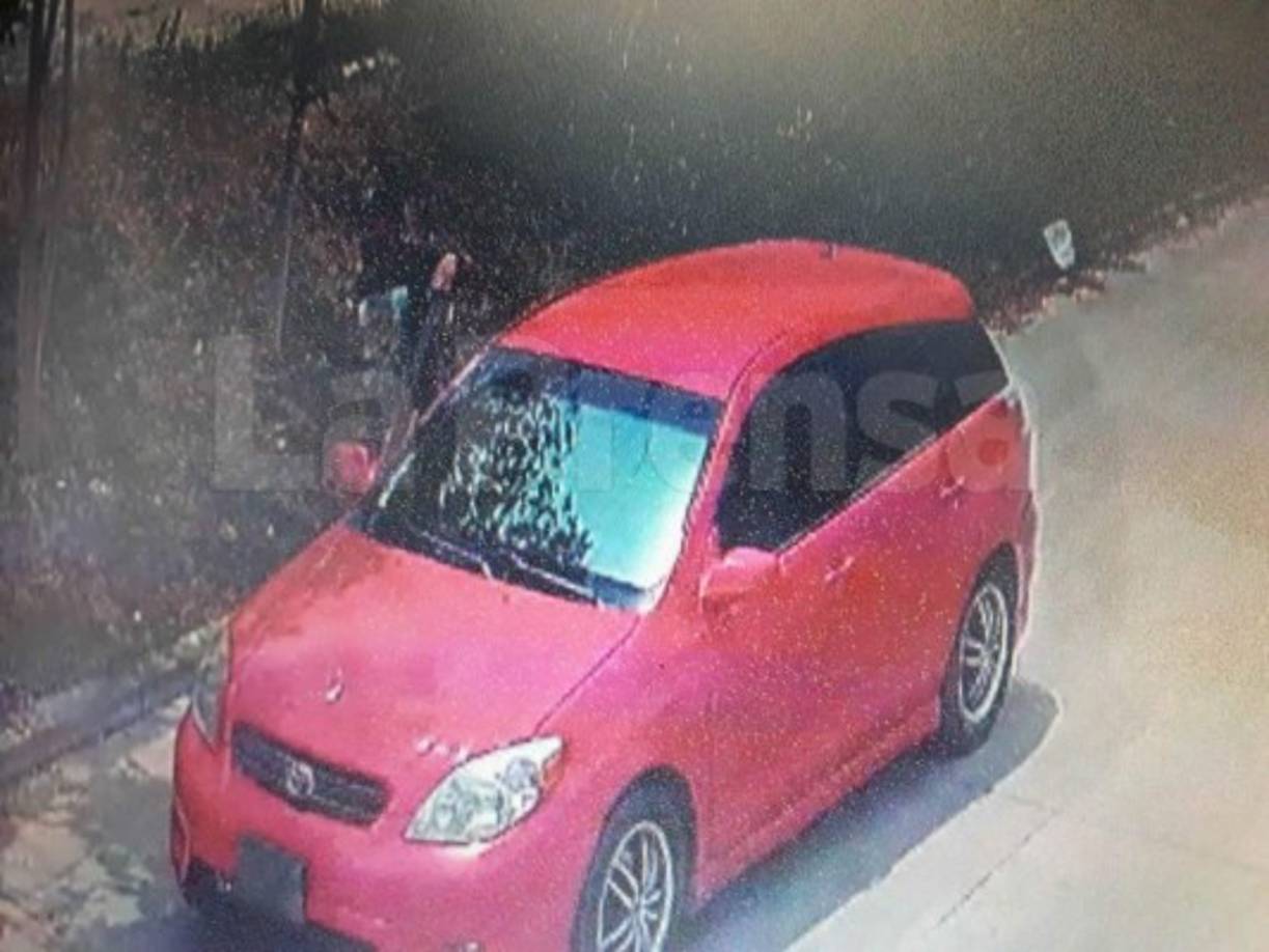 Se informó que los delincuentes se llevaron algunos televisores plasmas, que ubicaron en la parte de atrás del vehículo, y además sustrajeron otras cosas de valor.