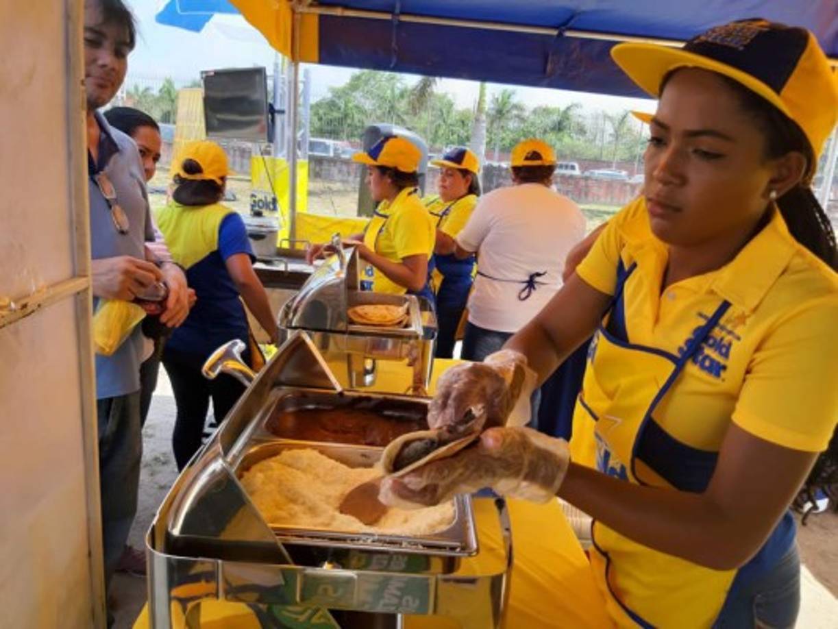 Dicha celebración se viene desarrollando desde el jueves en La Esperanza y Gracias, ayer viernes en Choluteca y Comayagua y finaliza hoy en las ciudades de Tegucigalpa donde regalarán 7,000 baleadas, en San Pedro Sula 15,000 y 10,000 en La Ceiba.